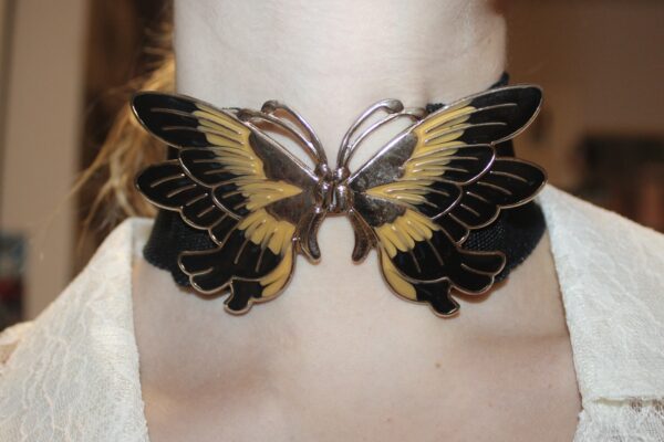 Butterfly choker