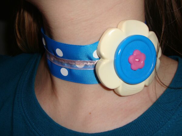 Blue button choker
