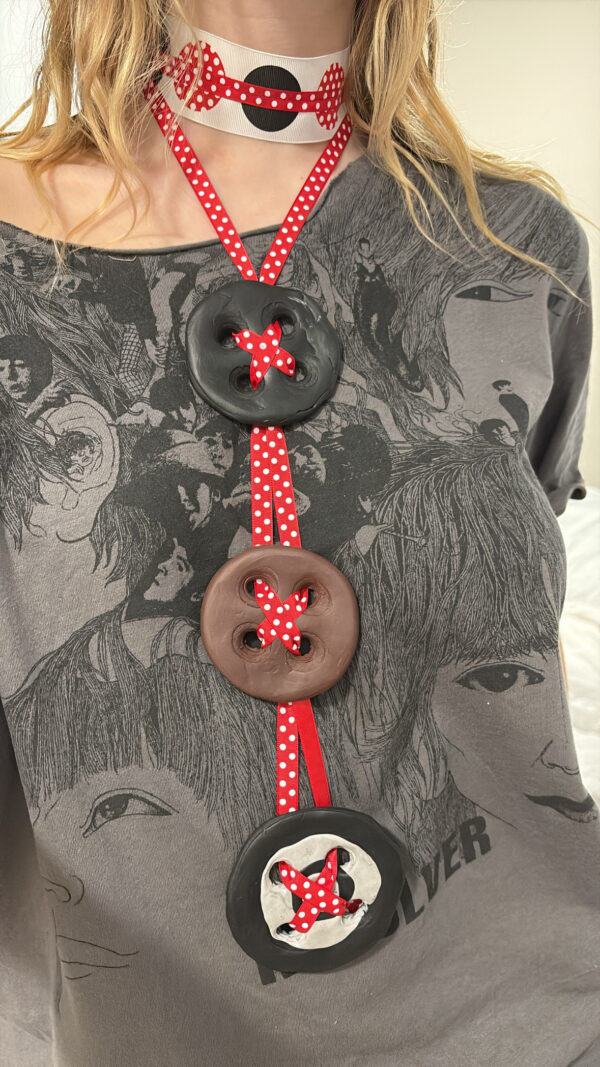 Triple button choker