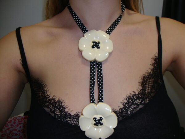 Flower button necklace