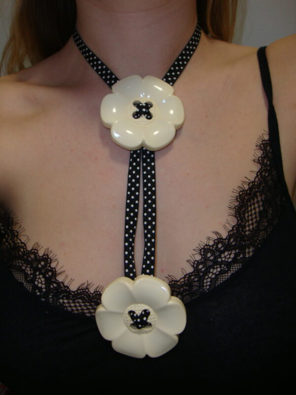 Flower button necklace - Image 3