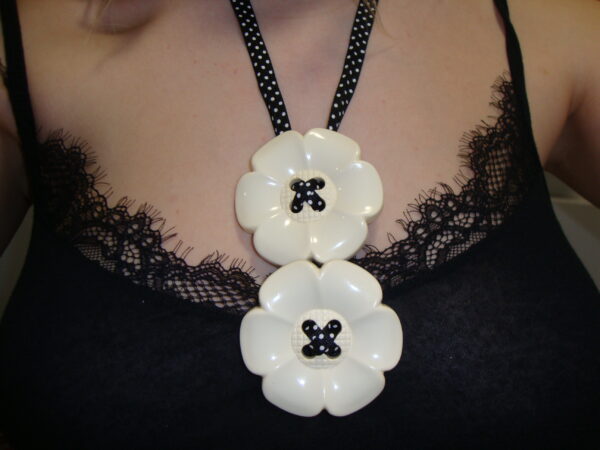 Flower button necklace - Image 2